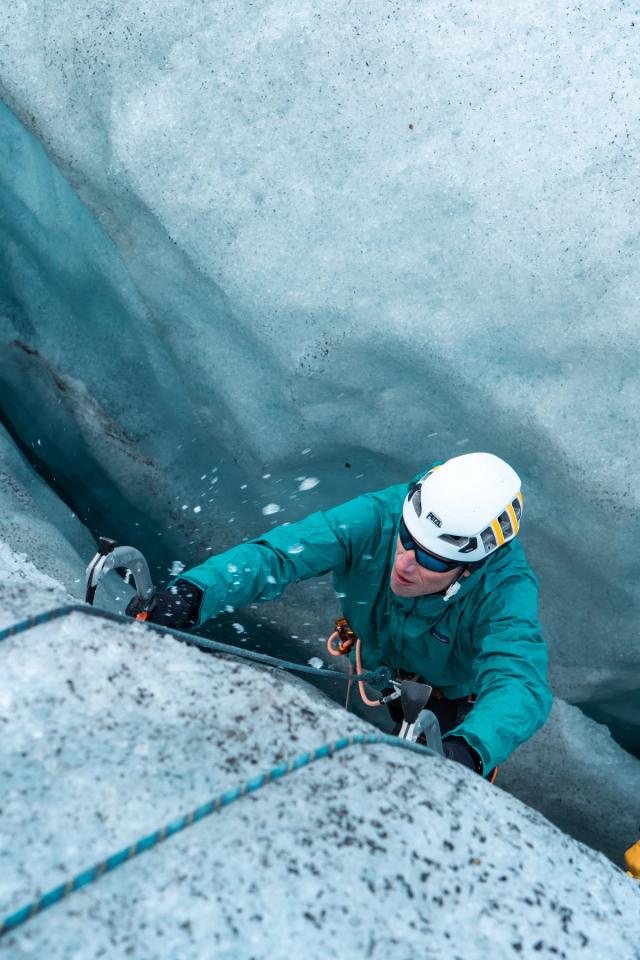 J’ai réalisé mon premier stage d’alpinisme avec le Club Alpin Belge de Liège, lors d’une semaine dans la vallée de Chamonix, au cœur des Alpes françaises. Cette première expérience m’a permis de découvrir les bases de l’alpinisme et de réaliser mes premières courses en haute montagne.  Durant cette semaine, nous avons notamment réalisé la course de l’Aiguille du Tour, après avoir passé une nuit en refuge à environ 2 700 mètres d’altitude. Nous avons également effectué nos premières écoles de glace et de neige, afin d’apprendre les techniques indispensables à la progression sur glacier et en terrain enneigé.  La suite du stage nous a conduits en Italie, après avoir traversé le tunnel du Mont-Blanc, pour rejoindre le mythique refuge Torino. Depuis celui-ci, nous avons traversé la Vallée Blanche et réalisé l’ascension de l’emblématique Aiguille du Midi, culminant à 3 842 mètres.  Cette semaine dans le massif du Mont-Blanc a marqué mes premiers pas en alpinisme et m’a permis de découvrir un nouvel univers entre glaciers, sommets, haute altitude et aventure. À travers cette série de photographies, je partage cette première expérience de montagne et d’alpinisme à Chamonix.