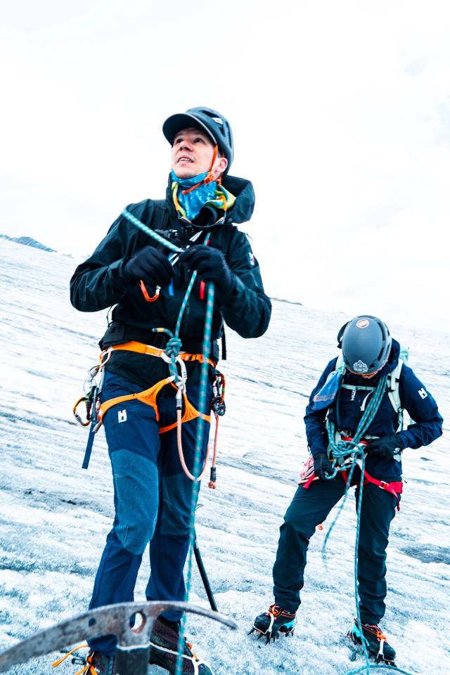 J’ai réalisé mon premier stage d’alpinisme avec le Club Alpin Belge de Liège, lors d’une semaine dans la vallée de Chamonix, au cœur des Alpes françaises. Cette première expérience m’a permis de découvrir les bases de l’alpinisme et de réaliser mes premières courses en haute montagne.  Durant cette semaine, nous avons notamment réalisé la course de l’Aiguille du Tour, après avoir passé une nuit en refuge à environ 2 700 mètres d’altitude. Nous avons également effectué nos premières écoles de glace et de neige, afin d’apprendre les techniques indispensables à la progression sur glacier et en terrain enneigé.  La suite du stage nous a conduits en Italie, après avoir traversé le tunnel du Mont-Blanc, pour rejoindre le mythique refuge Torino. Depuis celui-ci, nous avons traversé la Vallée Blanche et réalisé l’ascension de l’emblématique Aiguille du Midi, culminant à 3 842 mètres.  Cette semaine dans le massif du Mont-Blanc a marqué mes premiers pas en alpinisme et m’a permis de découvrir un nouvel univers entre glaciers, sommets, haute altitude et aventure. À travers cette série de photographies, je partage cette première expérience de montagne et d’alpinisme à Chamonix.