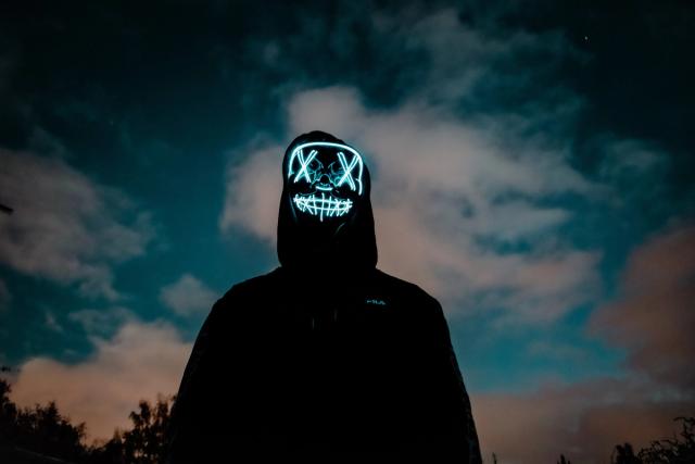La nuit de mon départ, il faisait noir. Un noir provenant des abysses. Un noir borné par les ténèbres.  Pourtant, je ne me suis pas senti apeuré et je me suis mis à avancer. Dans mon érrance, je compris que cet univers ne demandait qu'à émerger.  Je l'ai donc adopté.  Dans cet univers, dans ce monde, l'espace-temps devient divergent.  Navépaval 2.0 est mon premier livre photographique. Ce projet a été réalisé dans le cadre de mon travail de fin d’année en BAC 1 photographie à l’ESA Saint Luc de Liège. Ce voyage est le big bang de mon univers, mon émersion des abysses de l'humanité, l'utopie de mon Navépaval.