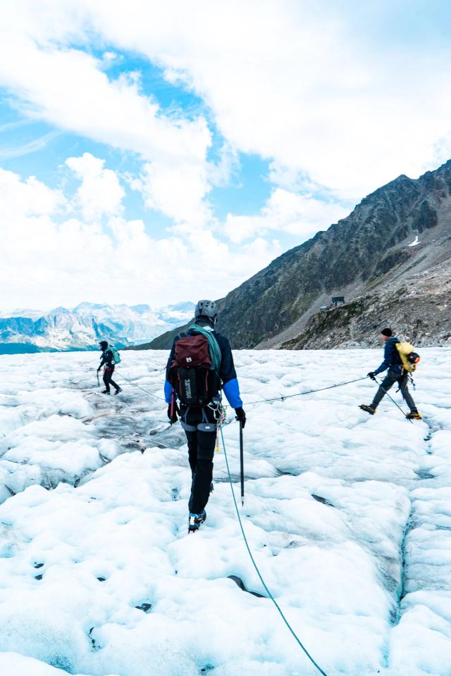 J’ai réalisé mon premier stage d’alpinisme avec le Club Alpin Belge de Liège, lors d’une semaine dans la vallée de Chamonix, au cœur des Alpes françaises. Cette première expérience m’a permis de découvrir les bases de l’alpinisme et de réaliser mes premières courses en haute montagne.  Durant cette semaine, nous avons notamment réalisé la course de l’Aiguille du Tour, après avoir passé une nuit en refuge à environ 2 700 mètres d’altitude. Nous avons également effectué nos premières écoles de glace et de neige, afin d’apprendre les techniques indispensables à la progression sur glacier et en terrain enneigé.  La suite du stage nous a conduits en Italie, après avoir traversé le tunnel du Mont-Blanc, pour rejoindre le mythique refuge Torino. Depuis celui-ci, nous avons traversé la Vallée Blanche et réalisé l’ascension de l’emblématique Aiguille du Midi, culminant à 3 842 mètres.  Cette semaine dans le massif du Mont-Blanc a marqué mes premiers pas en alpinisme et m’a permis de découvrir un nouvel univers entre glaciers, sommets, haute altitude et aventure. À travers cette série de photographies, je partage cette première expérience de montagne et d’alpinisme à Chamonix.