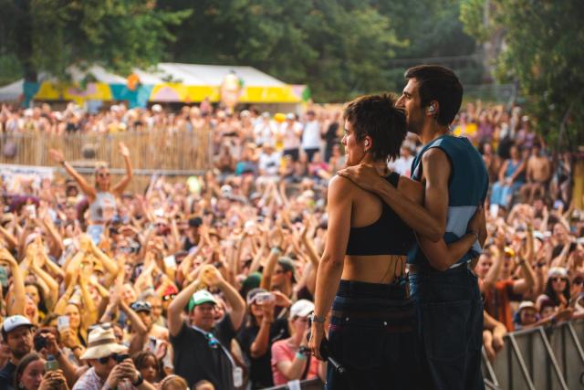 En 2026, j’ai eu l’occasion de rejoindre l’équipe du Festival Esperanzah! en tant que photographe et community manager. Pendant le festival, j’ai participé à la création de contenus pour les réseaux sociaux et à la couverture photographique de l’événement.  J’ai photographié les artistes, concerts, festivaliers et différents moments du festival, tout en créant du contenu destiné à sa communication digitale. Cette double expérience m’a permis de mêler photographie événementielle, photographie musicale, création de contenu et community management dans l’ambiance unique d’un festival belge.  À travers cette série, je partage mon expérience de photographe et community manager au Festival Esperanzah!, ainsi que les images qui racontent l’énergie, les rencontres et les moments forts de cette édition.