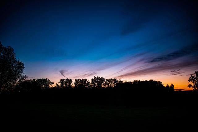 La nuit tombe, le soleil se couche.  Crépuscule est une minisérie photographique. Ce projet a été réalisé dans le cadre de mon cours de documentaire en BAC 1 photographie à l’ESA Saint Luc de Liège.