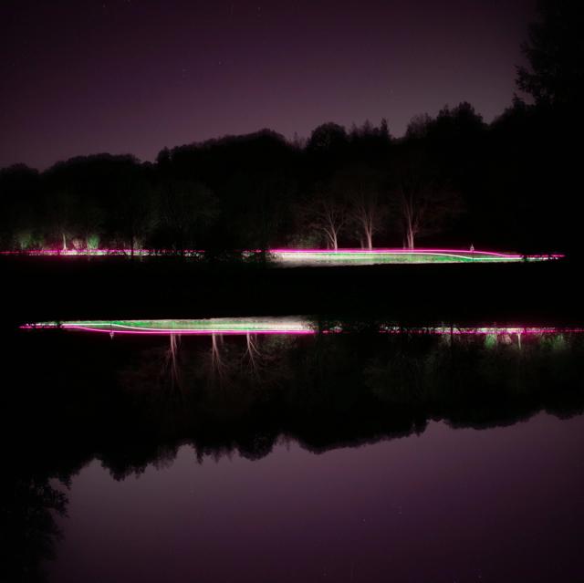 La nuit de mon départ, il faisait noir. Un noir provenant des abysses. Un noir borné par les ténèbres.  Pourtant, je ne me suis pas senti apeuré et je me suis mis à avancer. Dans mon érrance, je compris que cet univers ne demandait qu'à émerger.  Je l'ai donc adopté.  Dans cet univers, dans ce monde, l'espace-temps devient divergent.  Navépaval 2.0 est mon premier livre photographique. Ce projet a été réalisé dans le cadre de mon travail de fin d’année en BAC 1 photographie à l’ESA Saint Luc de Liège. Ce voyage est le big bang de mon univers, mon émersion des abysses de l'humanité, l'utopie de mon Navépaval.