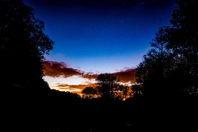 La nuit tombe, le soleil se couche.  Crépuscule est une minisérie photographique. Ce projet a été réalisé dans le cadre de mon cours de documentaire en BAC 1 photographie à l’ESA Saint Luc de Liège.