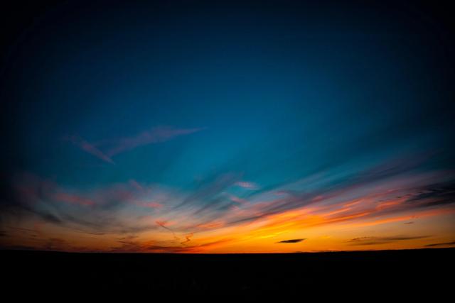 La nuit tombe, le soleil se couche.  Crépuscule est une minisérie photographique. Ce projet a été réalisé dans le cadre de mon cours de documentaire en BAC 1 photographie à l’ESA Saint Luc de Liège.