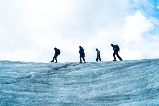J’ai réalisé mon premier stage d’alpinisme avec le Club Alpin Belge de Liège, lors d’une semaine dans la vallée de Chamonix, au cœur des Alpes françaises. Cette première expérience m’a permis de découvrir les bases de l’alpinisme et de réaliser mes premières courses en haute montagne.  Durant cette semaine, nous avons notamment réalisé la course de l’Aiguille du Tour, après avoir passé une nuit en refuge à environ 2 700 mètres d’altitude. Nous avons également effectué nos premières écoles de glace et de neige, afin d’apprendre les techniques indispensables à la progression sur glacier et en terrain enneigé.  La suite du stage nous a conduits en Italie, après avoir traversé le tunnel du Mont-Blanc, pour rejoindre le mythique refuge Torino. Depuis celui-ci, nous avons traversé la Vallée Blanche et réalisé l’ascension de l’emblématique Aiguille du Midi, culminant à 3 842 mètres.  Cette semaine dans le massif du Mont-Blanc a marqué mes premiers pas en alpinisme et m’a permis de découvrir un nouvel univers entre glaciers, sommets, haute altitude et aventure. À travers cette série de photographies, je partage cette première expérience de montagne et d’alpinisme à Chamonix.