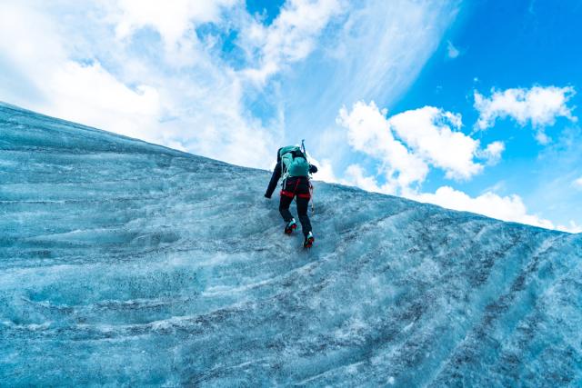 J’ai réalisé mon premier stage d’alpinisme avec le Club Alpin Belge de Liège, lors d’une semaine dans la vallée de Chamonix, au cœur des Alpes françaises. Cette première expérience m’a permis de découvrir les bases de l’alpinisme et de réaliser mes premières courses en haute montagne.  Durant cette semaine, nous avons notamment réalisé la course de l’Aiguille du Tour, après avoir passé une nuit en refuge à environ 2 700 mètres d’altitude. Nous avons également effectué nos premières écoles de glace et de neige, afin d’apprendre les techniques indispensables à la progression sur glacier et en terrain enneigé.  La suite du stage nous a conduits en Italie, après avoir traversé le tunnel du Mont-Blanc, pour rejoindre le mythique refuge Torino. Depuis celui-ci, nous avons traversé la Vallée Blanche et réalisé l’ascension de l’emblématique Aiguille du Midi, culminant à 3 842 mètres.  Cette semaine dans le massif du Mont-Blanc a marqué mes premiers pas en alpinisme et m’a permis de découvrir un nouvel univers entre glaciers, sommets, haute altitude et aventure. À travers cette série de photographies, je partage cette première expérience de montagne et d’alpinisme à Chamonix.