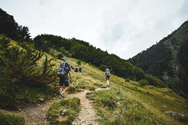 En 2021, je me suis rendu dans les **Pyrénées avec les Scouts de Gosselies** dans le cadre de notre projet de camp : traverser les **Pyrénées occidentales à pied** en empruntant une partie du mythique **GR10**.  Pendant une semaine, nous avons parcouru les sentiers de ce célèbre itinéraire de **Grande Randonnée**, qui traverse les Pyrénées françaises d’est en ouest, entre l’océan Atlantique et la Méditerranée. Sur notre portion du parcours, nous avons marché une grosse centaine de kilomètres à travers les **montagnes pyrénéennes**, entre cols, vallées, forêts et paysages de haute montagne.  Cette aventure avec les scouts m’a permis de découvrir la **randonnée itinérante**, la vie en groupe et l’expérience particulière d’un long parcours en montagne. J’ai également photographié cette traversée des **Pyrénées occidentales**, afin de garder une trace de cette aventure et des paysages rencontrés sur le **GR10**.