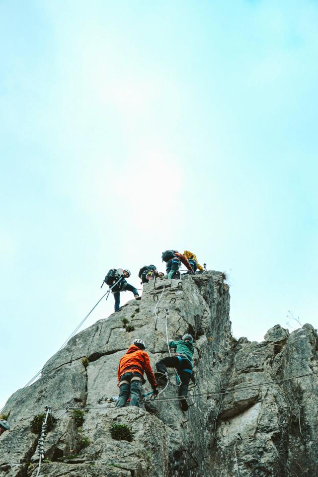 En novembre 2025, j’ai accompagné le Club Alpin Belge de Liège à la découverte de la via ferrata de Pont-à-Lesse, à Dinant, au cœur de la vallée de la Lesse.  Installée sur les falaises calcaires du massif du Castel, cette via ferrata constitue un itinéraire particulièrement intéressant pour découvrir la progression verticale et les premières sensations de grimpe. Le parcours, accessible aux débutants, permet d’évoluer sur le rocher à l’aide de câbles, d’échelons et de prises métalliques, tout en profitant du cadre naturel de la vallée de la Lesse.  Cette sortie a marqué pour moi une première véritable approche de la photographie sportive et de la photographie d’escalade.