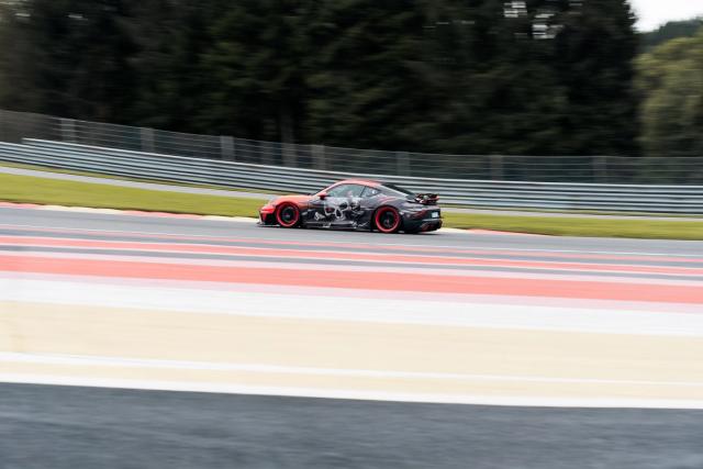 Dans le cadre d’une collaboration avec la marque Alpi Sport, j’ai réalisé un reportage photographique sur le circuit de Spa-Francorchamps à l’occasion d’un baptême de circuit automobile. Cette série met en avant l’expérience des participant·e·s, la vitesse et l’ambiance du circuit, à travers une approche mêlant photographie sportive, automobile et événementielle.