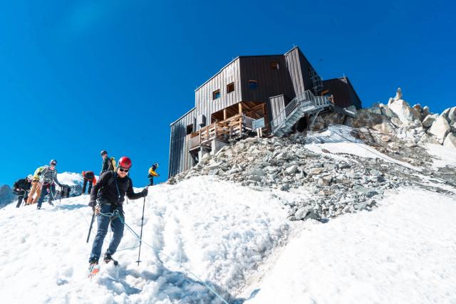 J’ai réalisé mon premier stage d’alpinisme avec le Club Alpin Belge de Liège, lors d’une semaine dans la vallée de Chamonix, au cœur des Alpes françaises. Cette première expérience m’a permis de découvrir les bases de l’alpinisme et de réaliser mes premières courses en haute montagne.  Durant cette semaine, nous avons notamment réalisé la course de l’Aiguille du Tour, après avoir passé une nuit en refuge à environ 2 700 mètres d’altitude. Nous avons également effectué nos premières écoles de glace et de neige, afin d’apprendre les techniques indispensables à la progression sur glacier et en terrain enneigé.  La suite du stage nous a conduits en Italie, après avoir traversé le tunnel du Mont-Blanc, pour rejoindre le mythique refuge Torino. Depuis celui-ci, nous avons traversé la Vallée Blanche et réalisé l’ascension de l’emblématique Aiguille du Midi, culminant à 3 842 mètres.  Cette semaine dans le massif du Mont-Blanc a marqué mes premiers pas en alpinisme et m’a permis de découvrir un nouvel univers entre glaciers, sommets, haute altitude et aventure. À travers cette série de photographies, je partage cette première expérience de montagne et d’alpinisme à Chamonix.