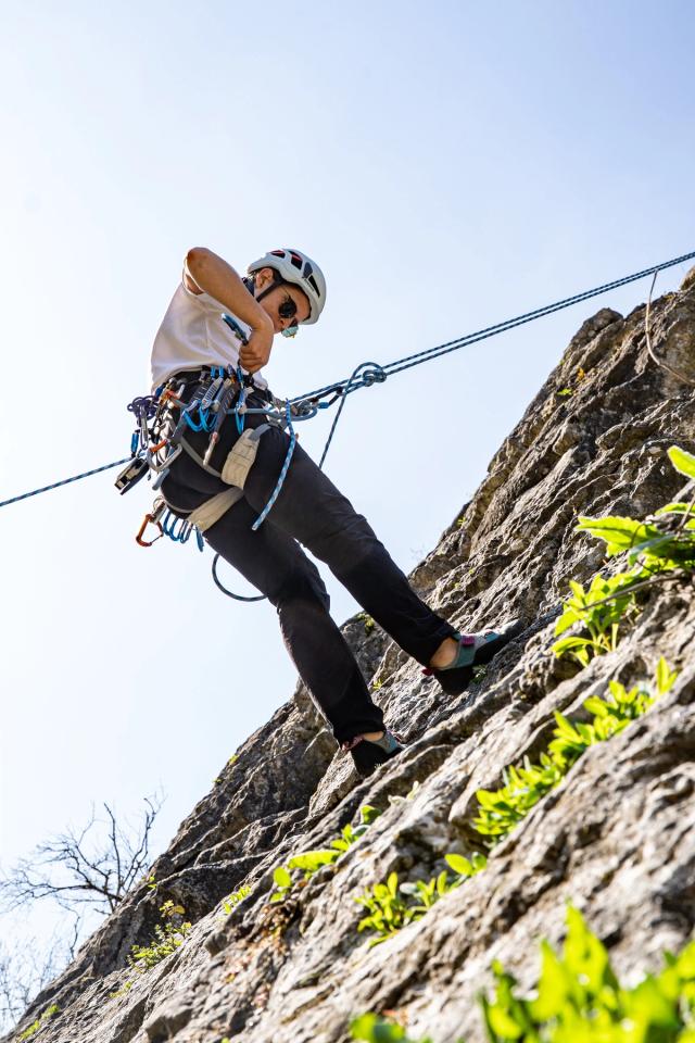 En avril 2025, j’ai accompagné le Club Alpin Belge de Liège lors d’une formation en escalade sur falaise à Y Vieuxville, aux Rochers de Sy. Cette journée m’a permis de découvrir la grimpe en extérieur et de réaliser mes premières photographies de sport et d’escalade. Entre progression sur le rocher, effort et concentration, cette série témoigne de ma découverte de la photographie sportive et outdoor en Belgique.