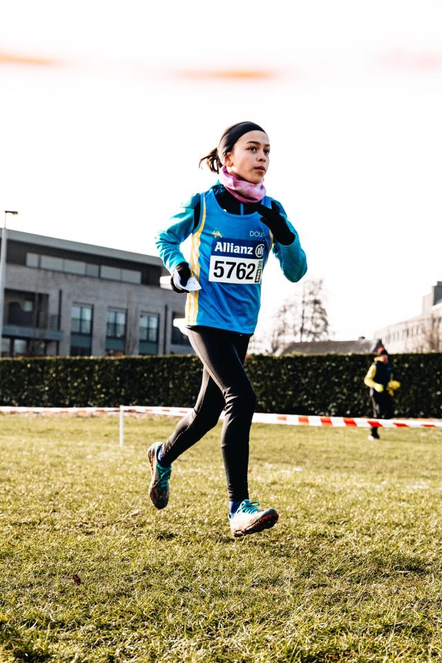 Dans le cadre d’une collaboration avec le Club d’athlétisme de Fleurus, j’ai réalisé en 2024 un reportage photographique sportif lors de leur cross annuel à Fleurus. Cette série met en avant l’effort, le dépassement de soi et l’ambiance de la compétition à travers des photographies de course à pied et d’athlétisme. Une expérience qui s’inscrit dans mon travail de photographe sportif en Belgique.