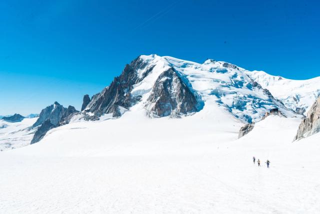 En juillet 2026, j’ai réalisé mon premier stage d’alpinisme avec le Club Alpin Belge de Liège, lors d’une semaine dans la vallée de Chamonix, au cœur des Alpes françaises. Cette première expérience m’a permis de découvrir les bases de l’alpinisme et de réaliser mes premières courses en haute montagne.  Durant cette semaine, nous avons notamment réalisé la course de l’Aiguille du Tour, après avoir passé une nuit en refuge à environ 2 700 mètres d’altitude. Nous avons également effectué nos premières écoles de glace et de neige, afin d’apprendre les techniques indispensables à la progression sur glacier et en terrain enneigé.  La suite du stage nous a conduits en Italie, après avoir traversé le tunnel du Mont-Blanc, pour rejoindre le mythique refuge Torino. Depuis celui-ci, nous avons traversé la Vallée Blanche et réalisé l’ascension de l’emblématique Aiguille du Midi, culminant à 3 842 mètres.  Cette semaine dans le massif du Mont-Blanc a marqué mes premiers pas en alpinisme et m’a permis de découvrir un nouvel univers entre glaciers, sommets, haute altitude et aventure. À travers cette série de photographies, je partage cette première expérience de montagne et d’alpinisme à Chamonix.