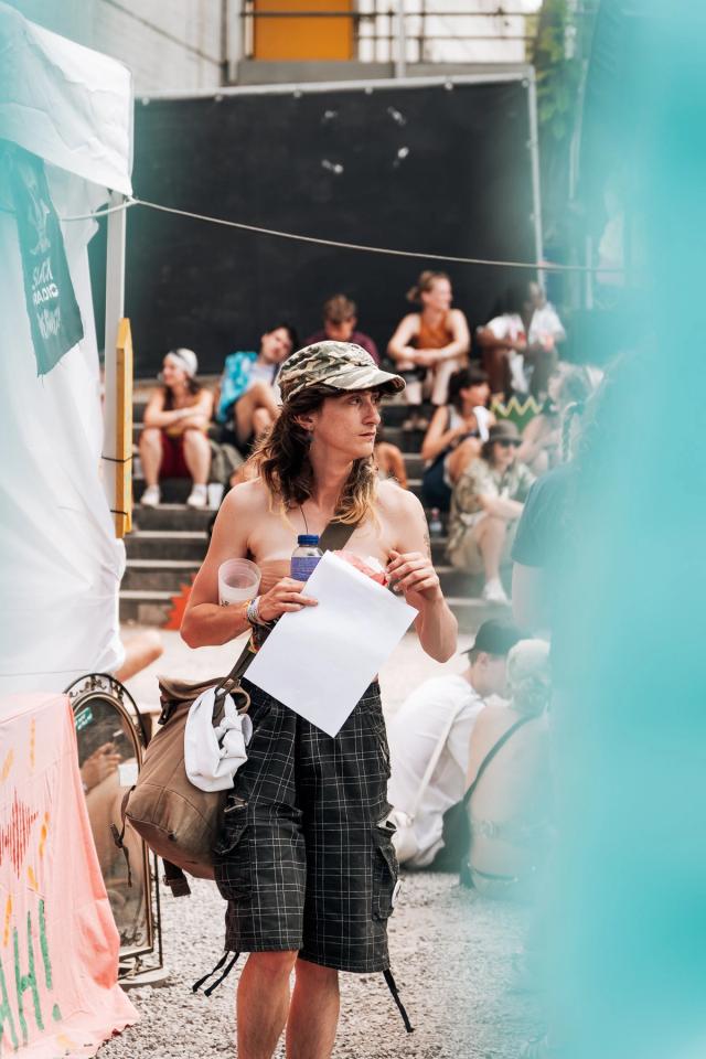 En 2026, j’ai eu l’occasion de rejoindre l’équipe du Festival Esperanzah! en tant que photographe et community manager. Pendant le festival, j’ai participé à la création de contenus pour les réseaux sociaux et à la couverture photographique de l’événement.  J’ai photographié les artistes, concerts, festivaliers et différents moments du festival, tout en créant du contenu destiné à sa communication digitale. Cette double expérience m’a permis de mêler photographie événementielle, photographie musicale, création de contenu et community management dans l’ambiance unique d’un festival belge.  À travers cette série, je partage mon expérience de photographe et community manager au Festival Esperanzah!, ainsi que les images qui racontent l’énergie, les rencontres et les moments forts de cette édition.
