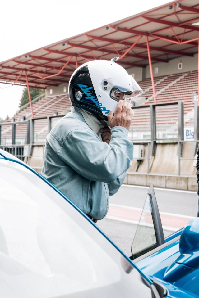 Dans le cadre d’une collaboration avec la marque Alpi Sport, j’ai réalisé un reportage photographique sur le circuit de Spa-Francorchamps à l’occasion d’un baptême de circuit automobile. Cette série met en avant l’expérience des participant·e·s, la vitesse et l’ambiance du circuit, à travers une approche mêlant photographie sportive, automobile et événementielle.
