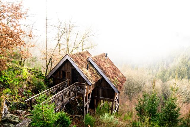 En 2024, je suis parti à la découverte de Nisramont, au cœur des Ardennes belges, lors d’une randonnée d’une trentaine de kilomètres autour du lac de Nisramont. J’ai parcouru les sentiers à travers bois et forêts, entre paysages naturels, reliefs ardennais et points de vue sur le lac.  Cette longue randonnée pédestre m’a permis de découvrir autrement cette région emblématique des Ardennes et de photographier les paysages rencontrés au fil du parcours. Une aventure entre randonnée, nature et photographie outdoor.