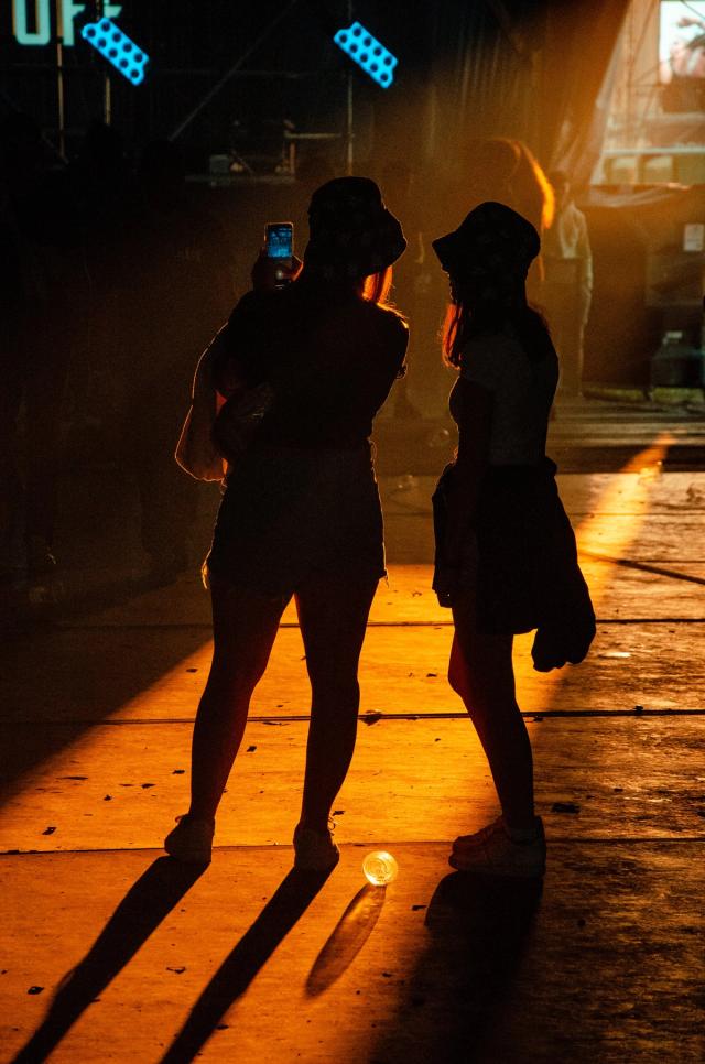 En 2022 et 2023, j’ai eu l’occasion de travailler comme photographe au Festival de Dour, l’un des plus grands festivals de musique en Belgique. Durant ces deux éditions, j’ai photographié les concerts, artistes, scènes et festivaliers, avec l’objectif de retranscrire en images l’énergie et l’ambiance unique du festival.  Cette expérience m’a permis de développer mon approche de la photographie événementielle et musicale, en travaillant dans des conditions variées et au cœur de performances live. À travers cette série de photographies, je partage mon regard de photographe de festival en Belgique et les moments capturés lors de ces deux éditions du Festival de Dour.