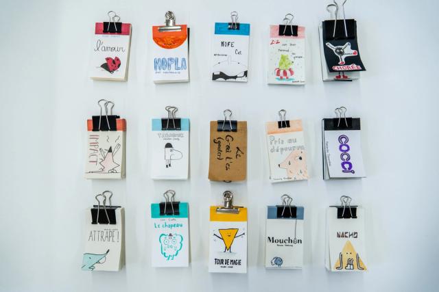Lors de ma dernière année de bachelier, j’ai été l’un des principaux créateurs visuels de la communication de l’École Supérieure des Arts Saint-Luc Liège. En tant que photographe, j’ai assuré la couverture photographique des différents événements de l’école : vernissages, expositions, événements culturels, conférences et projets artistiques.  Mon rôle consistait à documenter la vie de l’établissement et à créer des images destinées à sa communication visuelle et digitale. À travers mes photographies, j’ai cherché à retranscrire l’atmosphère des événements, mettre en valeur les travaux des étudiants et artistes, et raconter la vie de l’école en images.  Cette expérience m’a permis de développer mon approche de la photographie événementielle, tout en travaillant dans un environnement artistique et culturel particulièrement riche à Liège.