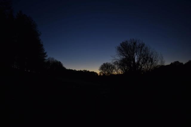 La nuit tombe, le soleil se couche.  Crépuscule est une minisérie photographique. Ce projet a été réalisé dans le cadre de mon cours de documentaire en BAC 1 photographie à l’ESA Saint Luc de Liège.