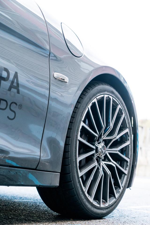 Dans le cadre d’une collaboration avec la marque Alpi Sport, j’ai réalisé un reportage photographique sur le circuit de Spa-Francorchamps à l’occasion d’un baptême de circuit automobile. Cette série met en avant l’expérience des participant·e·s, la vitesse et l’ambiance du circuit, à travers une approche mêlant photographie sportive, automobile et événementielle.