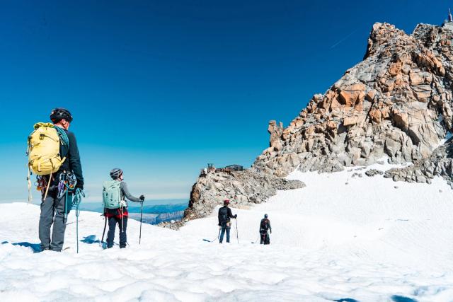 J’ai réalisé mon premier stage d’alpinisme avec le Club Alpin Belge de Liège, lors d’une semaine dans la vallée de Chamonix, au cœur des Alpes françaises. Cette première expérience m’a permis de découvrir les bases de l’alpinisme et de réaliser mes premières courses en haute montagne.  Durant cette semaine, nous avons notamment réalisé la course de l’Aiguille du Tour, après avoir passé une nuit en refuge à environ 2 700 mètres d’altitude. Nous avons également effectué nos premières écoles de glace et de neige, afin d’apprendre les techniques indispensables à la progression sur glacier et en terrain enneigé.  La suite du stage nous a conduits en Italie, après avoir traversé le tunnel du Mont-Blanc, pour rejoindre le mythique refuge Torino. Depuis celui-ci, nous avons traversé la Vallée Blanche et réalisé l’ascension de l’emblématique Aiguille du Midi, culminant à 3 842 mètres.  Cette semaine dans le massif du Mont-Blanc a marqué mes premiers pas en alpinisme et m’a permis de découvrir un nouvel univers entre glaciers, sommets, haute altitude et aventure. À travers cette série de photographies, je partage cette première expérience de montagne et d’alpinisme à Chamonix.
