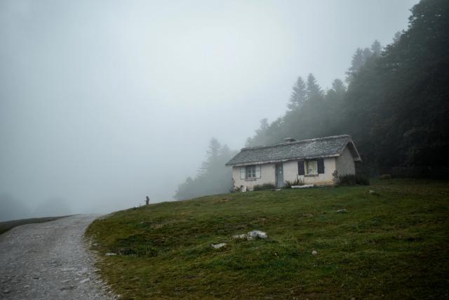 En 2021, je me suis rendu dans les **Pyrénées avec les Scouts de Gosselies** dans le cadre de notre projet de camp : traverser les **Pyrénées occidentales à pied** en empruntant une partie du mythique **GR10**.  Pendant une semaine, nous avons parcouru les sentiers de ce célèbre itinéraire de **Grande Randonnée**, qui traverse les Pyrénées françaises d’est en ouest, entre l’océan Atlantique et la Méditerranée. Sur notre portion du parcours, nous avons marché une grosse centaine de kilomètres à travers les **montagnes pyrénéennes**, entre cols, vallées, forêts et paysages de haute montagne.  Cette aventure avec les scouts m’a permis de découvrir la **randonnée itinérante**, la vie en groupe et l’expérience particulière d’un long parcours en montagne. J’ai également photographié cette traversée des **Pyrénées occidentales**, afin de garder une trace de cette aventure et des paysages rencontrés sur le **GR10**.