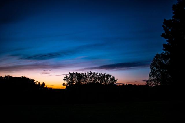 La nuit tombe, le soleil se couche.  Crépuscule est une minisérie photographique. Ce projet a été réalisé dans le cadre de mon cours de documentaire en BAC 1 photographie à l’ESA Saint Luc de Liège.