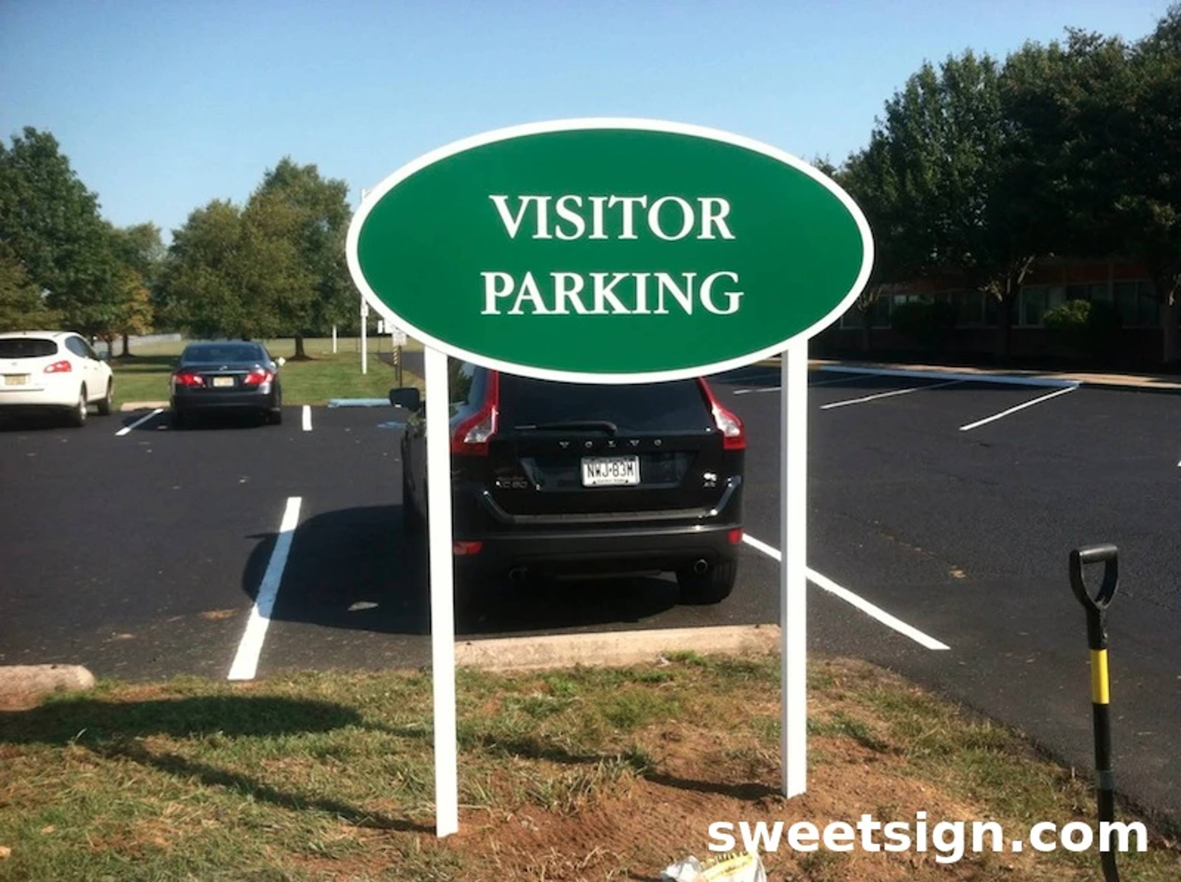Visitor parking green oval sign