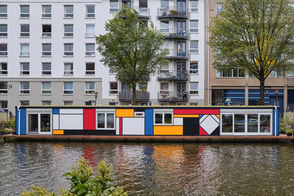 Mondrian boat