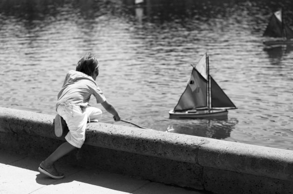 Jeune homme au bateau