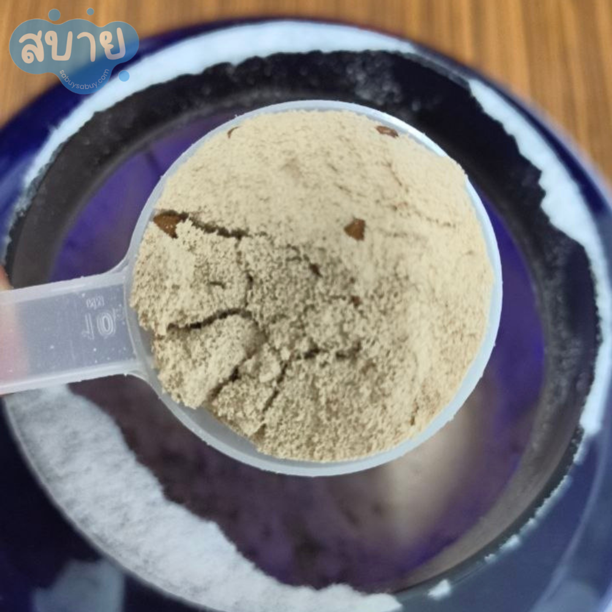 ผงโปรตีนภายในช้อนตวงของ