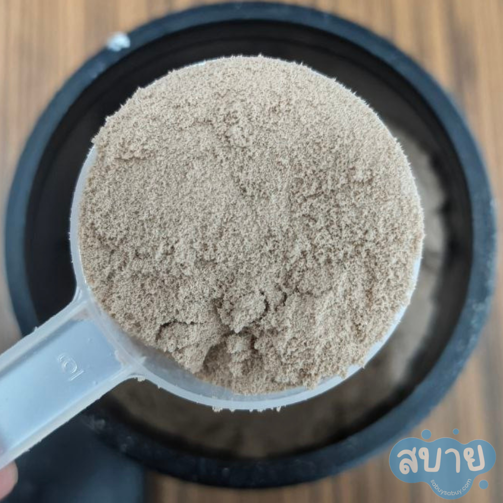 ผงโปรตีนภายในช้อนตวงของ Optimum Nutrition Gold Standard Whey Protein