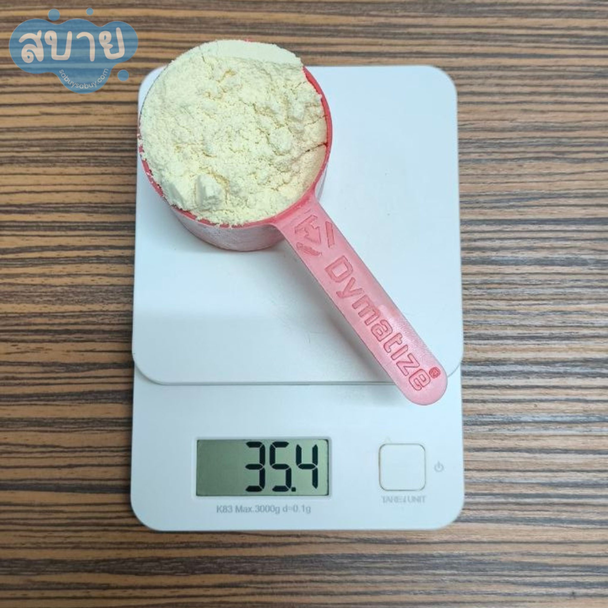 ผงโปรตีนในช้อนตวงบนที่ชั่งน้ำหนักดิจิตอล