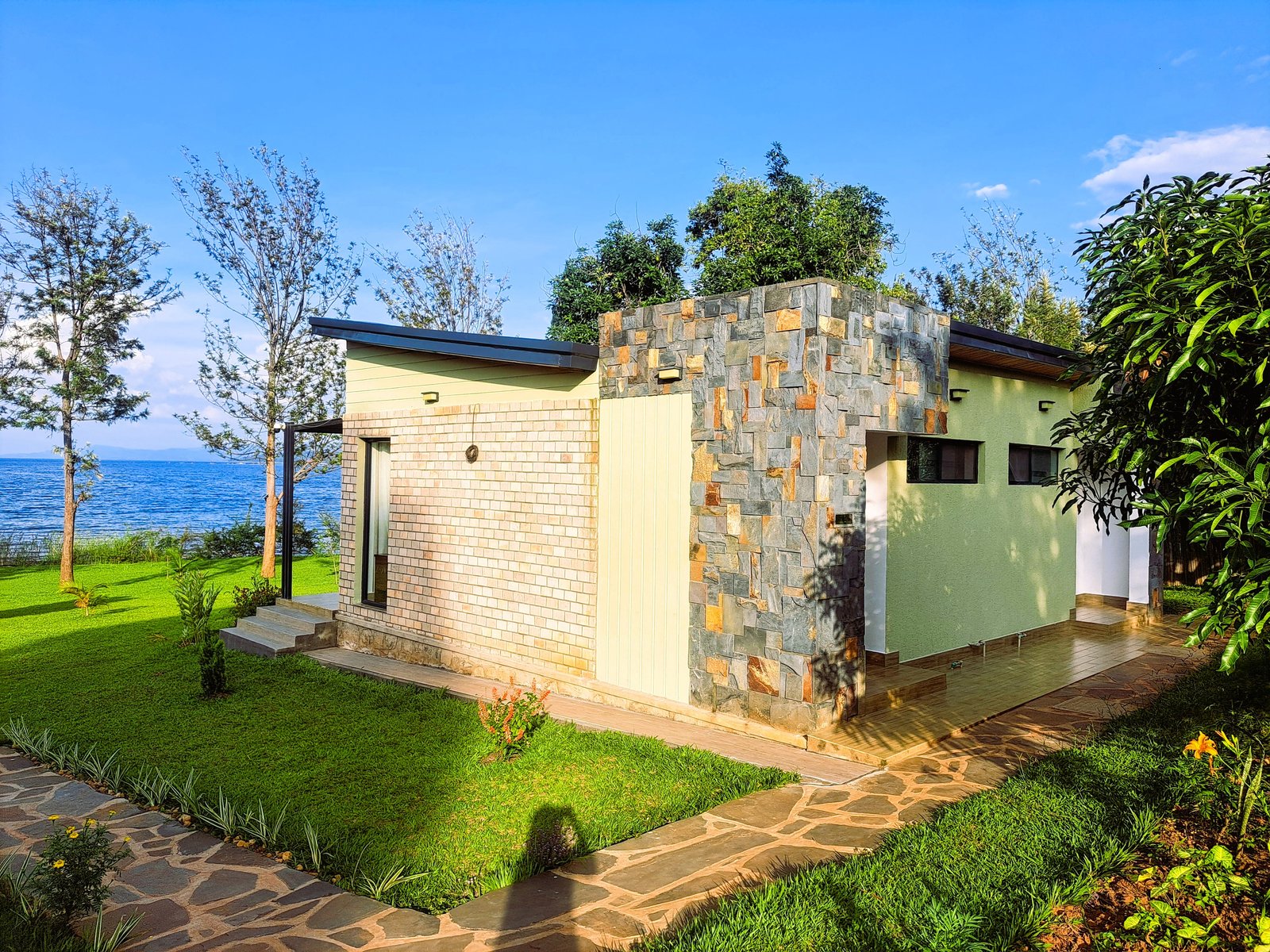 Eben Lake Kivu — photograph
