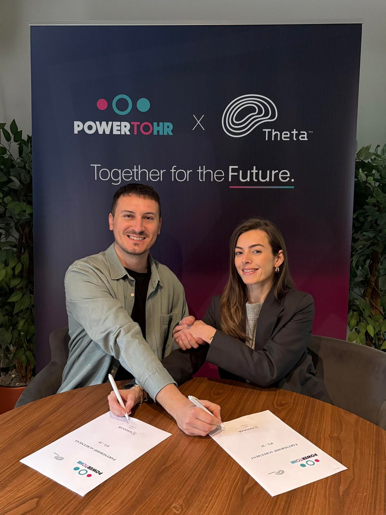 Një qasje e re në përvojat profesionale me Theta Interactive në PowerToHR4 