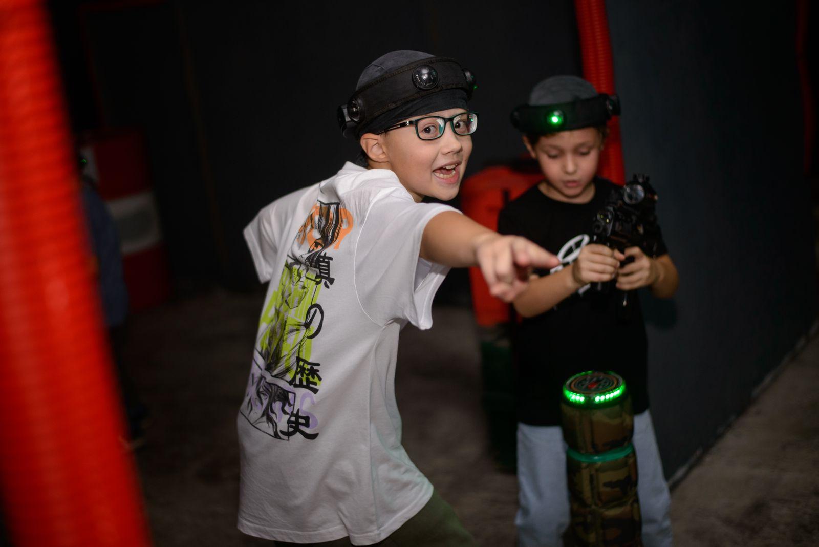 Парень тычет пальцем