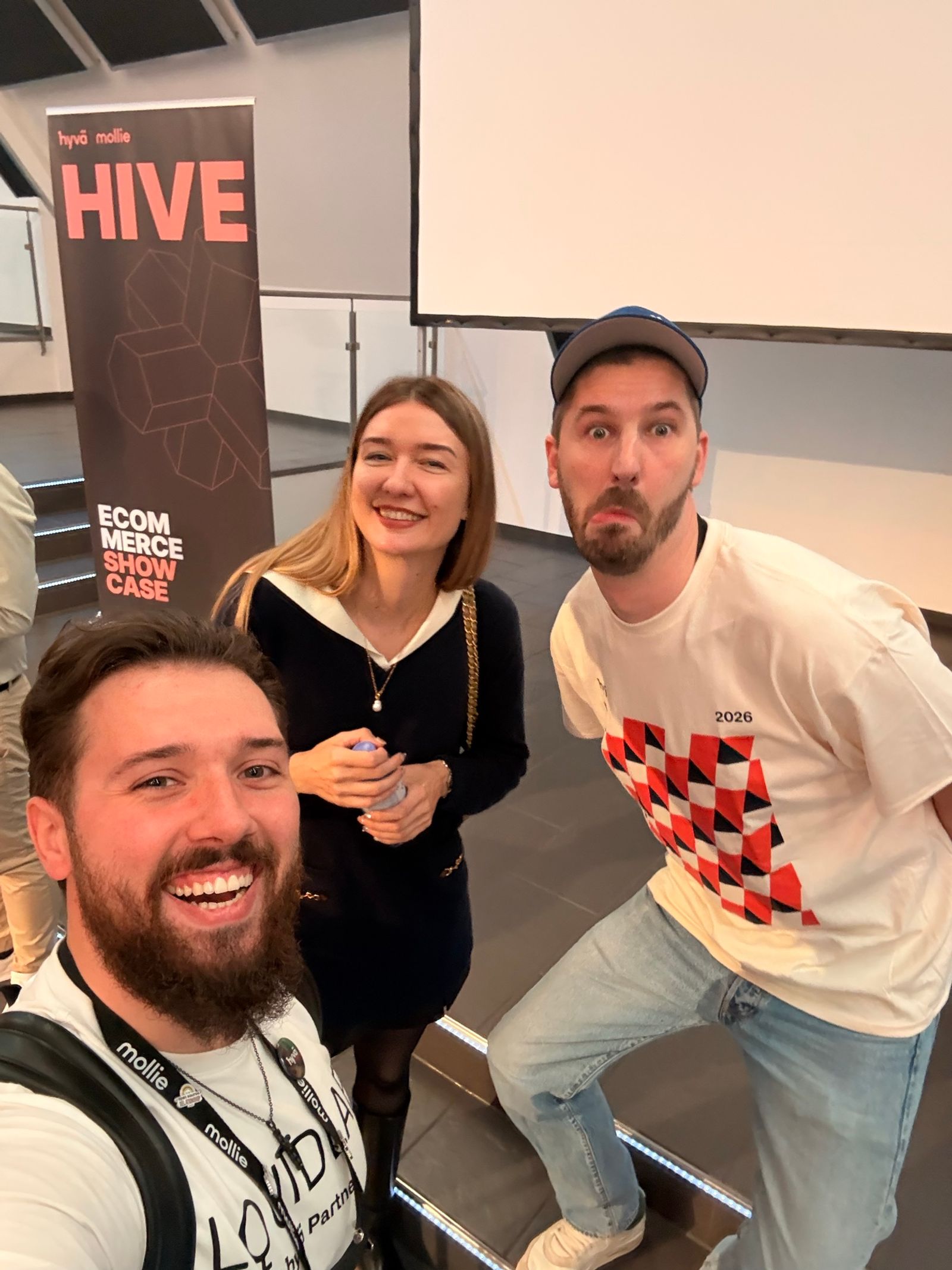Un selfie lângă bannerul HIVE, la HIVE Germany 2026, după premiu.