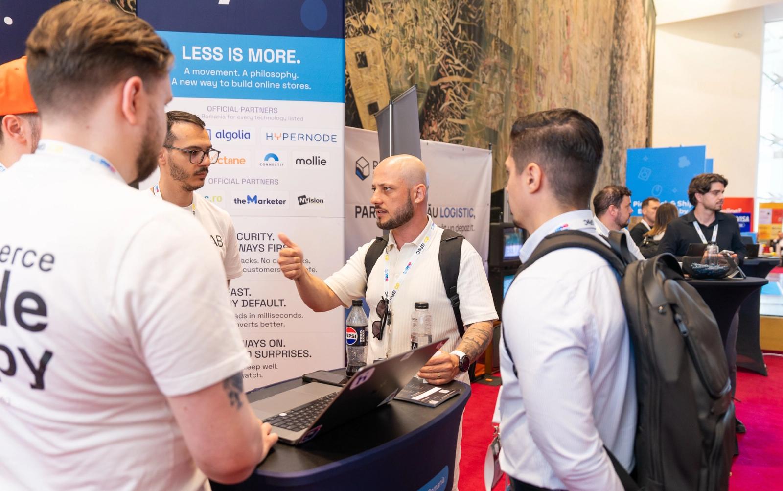 Un vizitator vorbește cu echipa LIQUIDLAB la standul de la GPeC SUMMIT, 26 mai 2026, lângă roll-up-ul Hyvä.