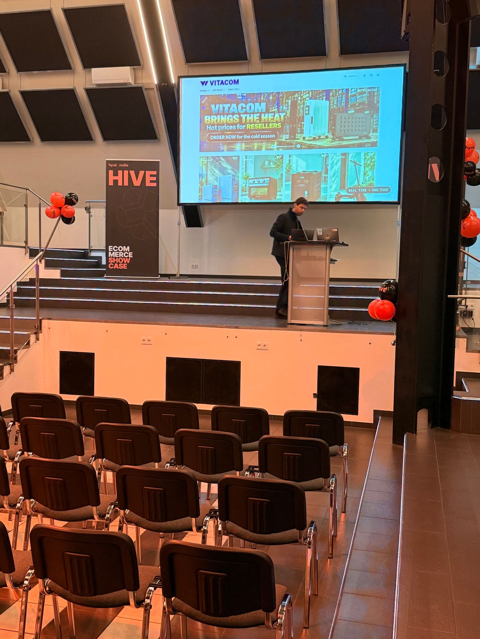 Magazinul B2B Vitacom pe ecranul mare din sala Pyramide din Mainz, la proba tehnică dinaintea prezentării noastre de la HIVE Germany 2026.