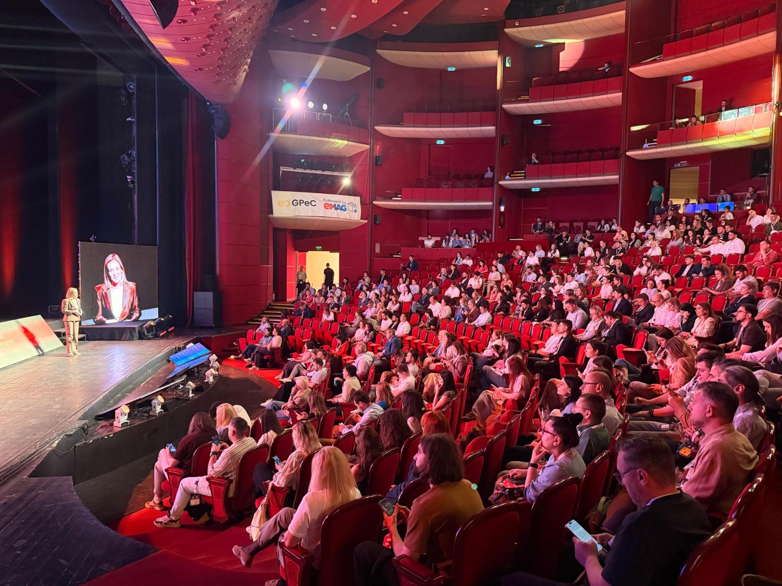 Sala Mare a Teatrului Național București, plină de participanți la GPeC SUMMIT, pe 26 mai 2026.