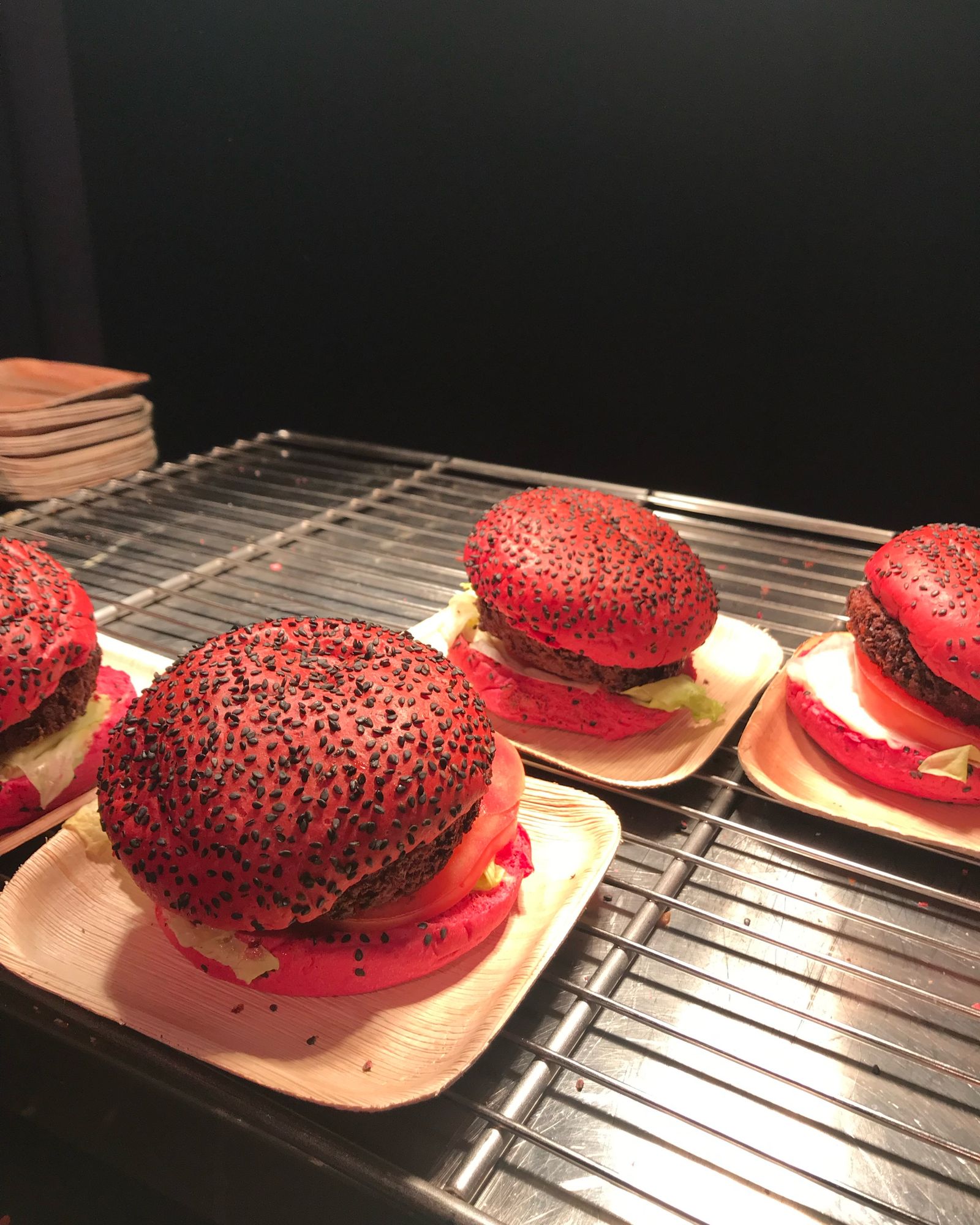 Burgeri cu chiflă roșie și susan negru, pregătiți pentru cina de Halloween de la Meet Magento Netherlands 2024.