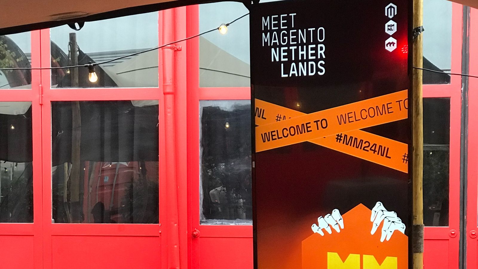 Panoul de bun venit „Meet Magento Netherlands, Welcome to #MM24NL” în fața halei LIEF Amsterdam, pe 31 octombrie 2024.