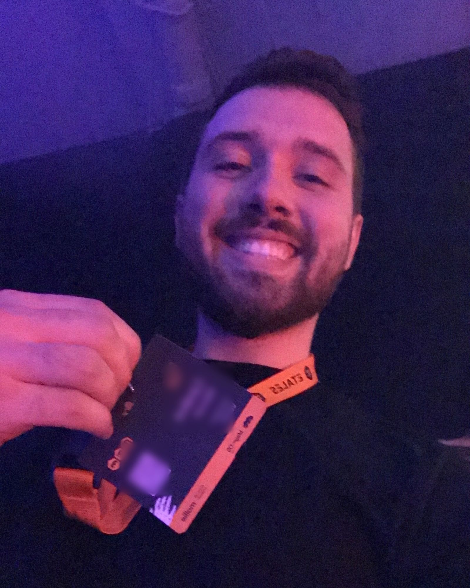 Fondatorul LIQUIDLAB cu badge-ul Meet Magento Netherlands 2024, seara, la LIEF Amsterdam.
