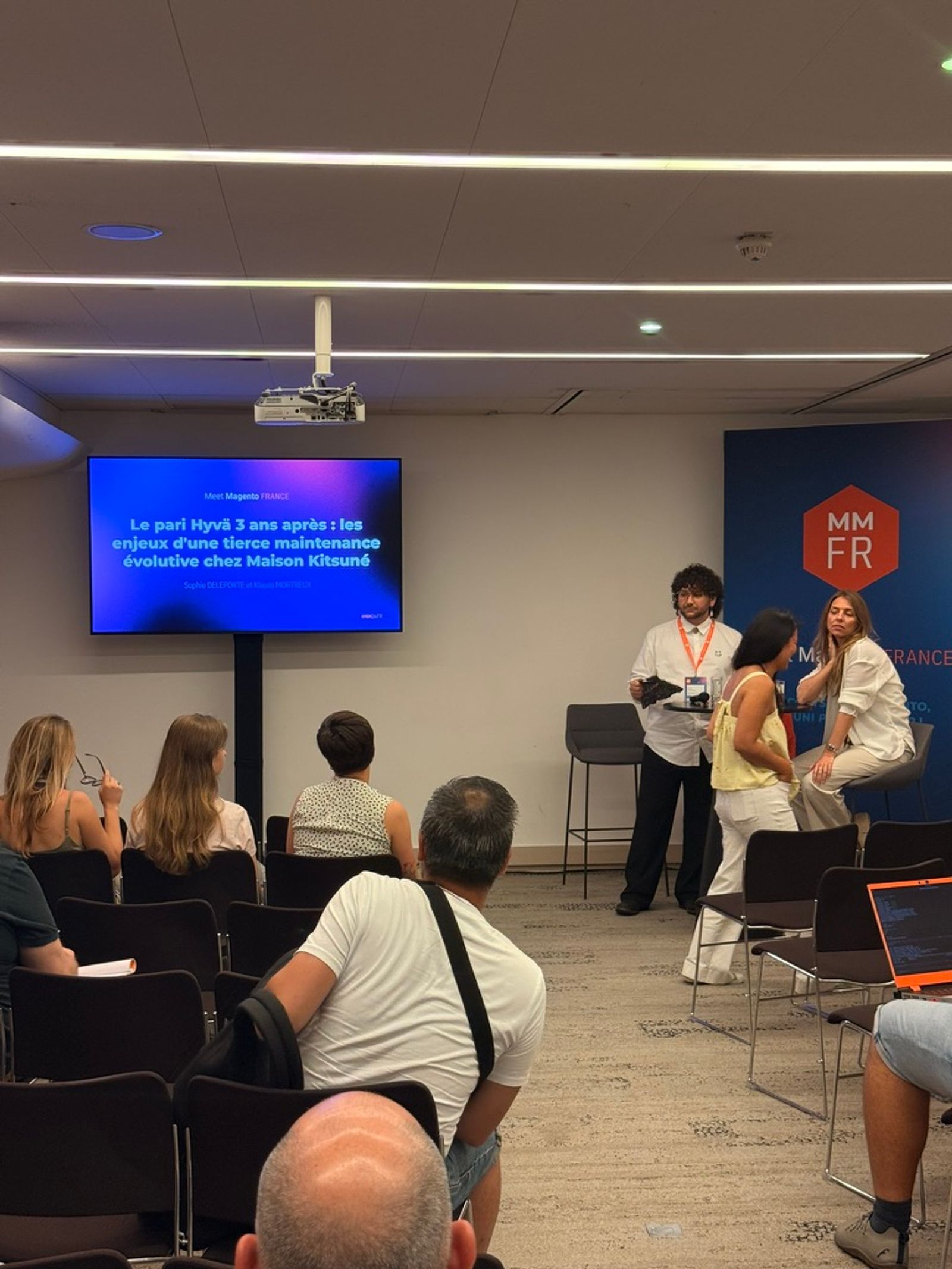 The MM France 2026 session titled 'Le pari Hyvä 3 ans après: les enjeux d'une tierce maintenance évolutive chez Maison Kitsuné', with Sophie Deleporte and Klauss Mortreux of Blackbird about to take the stage.