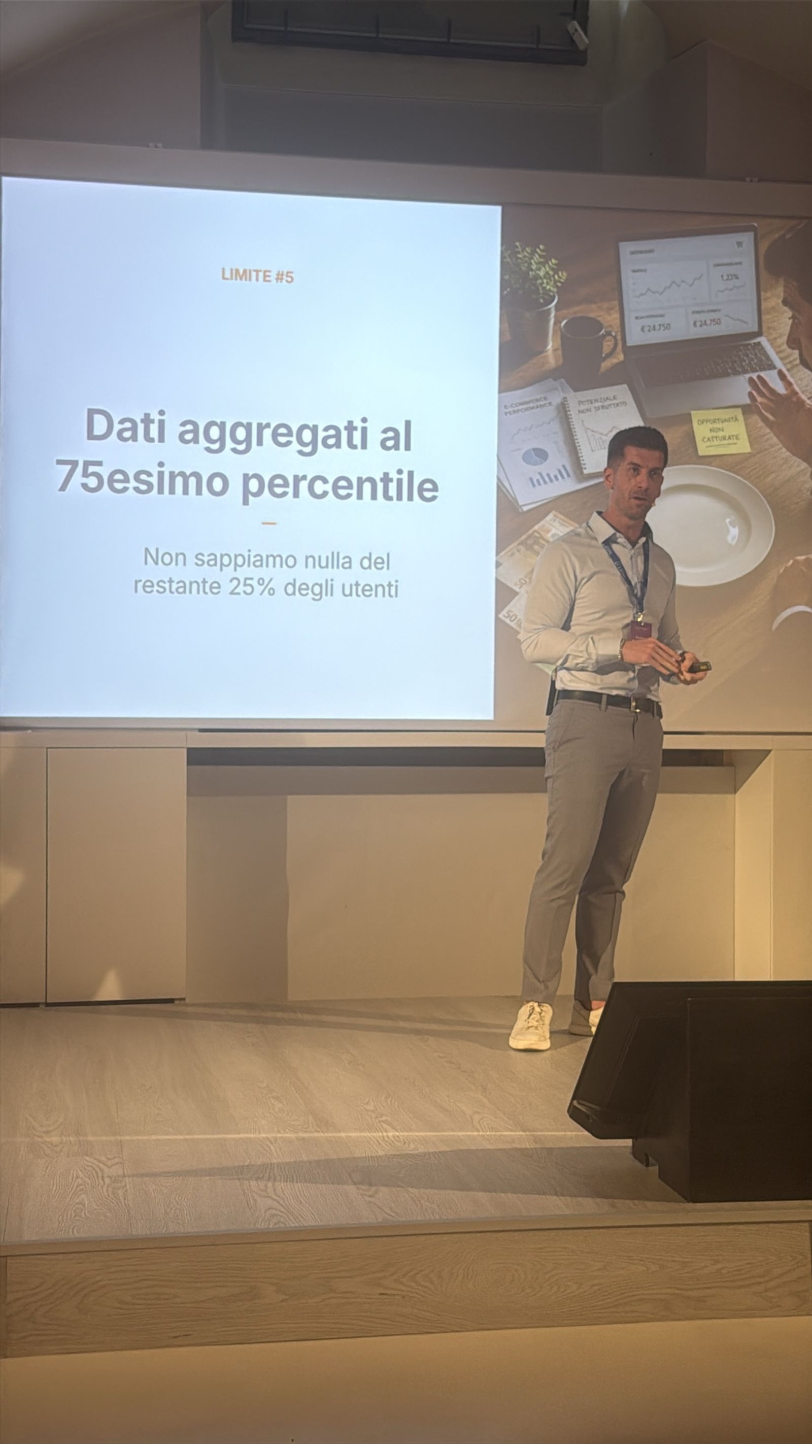 Andrea Cardinali of Performize on stage at Meet Magento Italy 2026 in front of the slide “Limite #5: Dati aggregati al 75esimo percentile. Non sappiamo nulla del restante 25% degli utenti.”