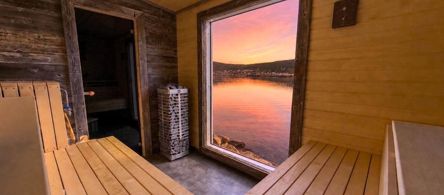 Helt Nord Sauna logo med Finnkirka i Kjøllefjord