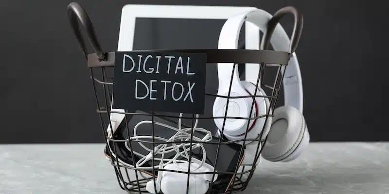 Screen-Time Detox for Gut & Kidney Wellness. Why Your Weekend Tech Habits Matter