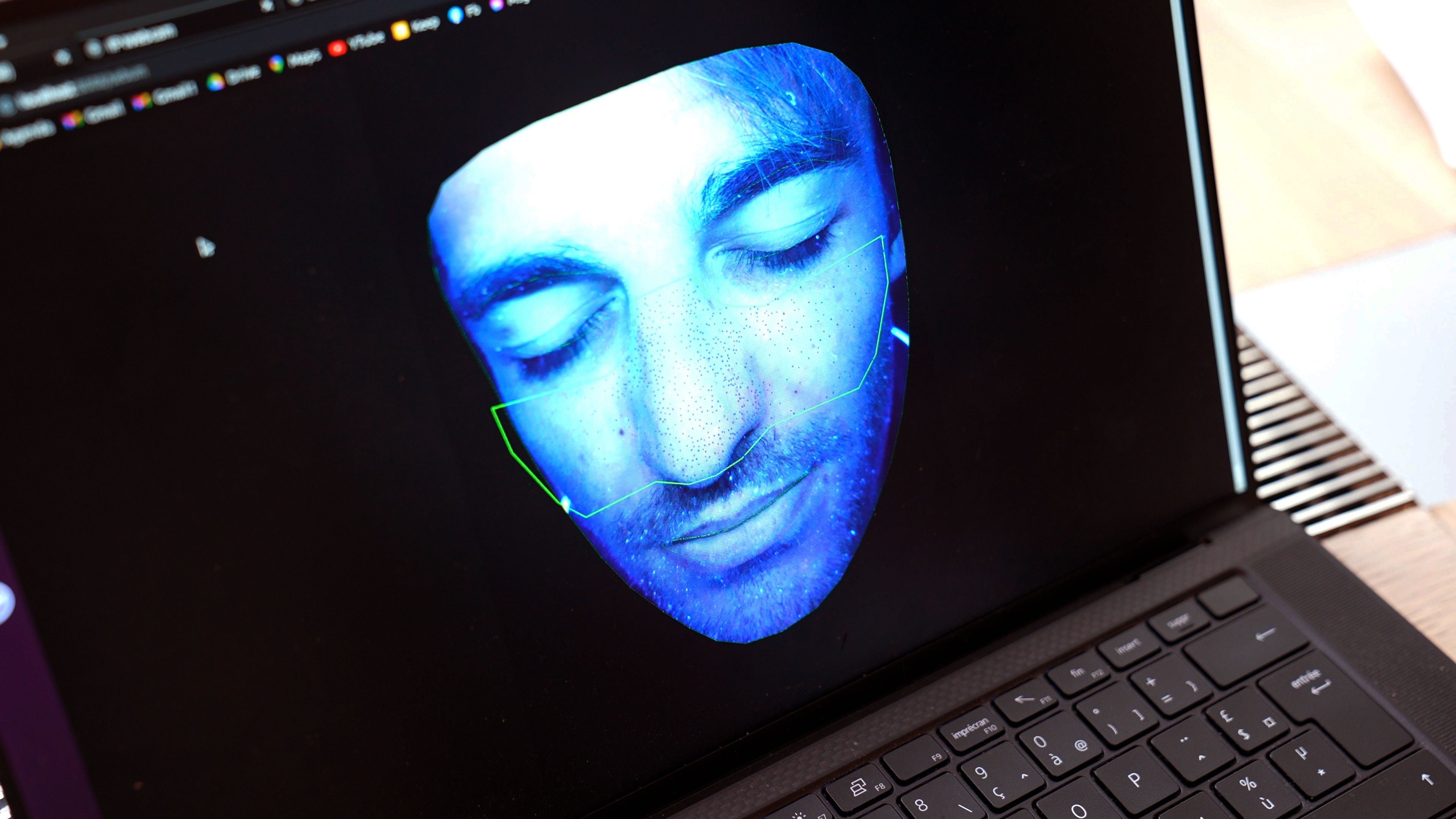 Un algorithme d'IA scanne une image de visage sur un ordinateur
