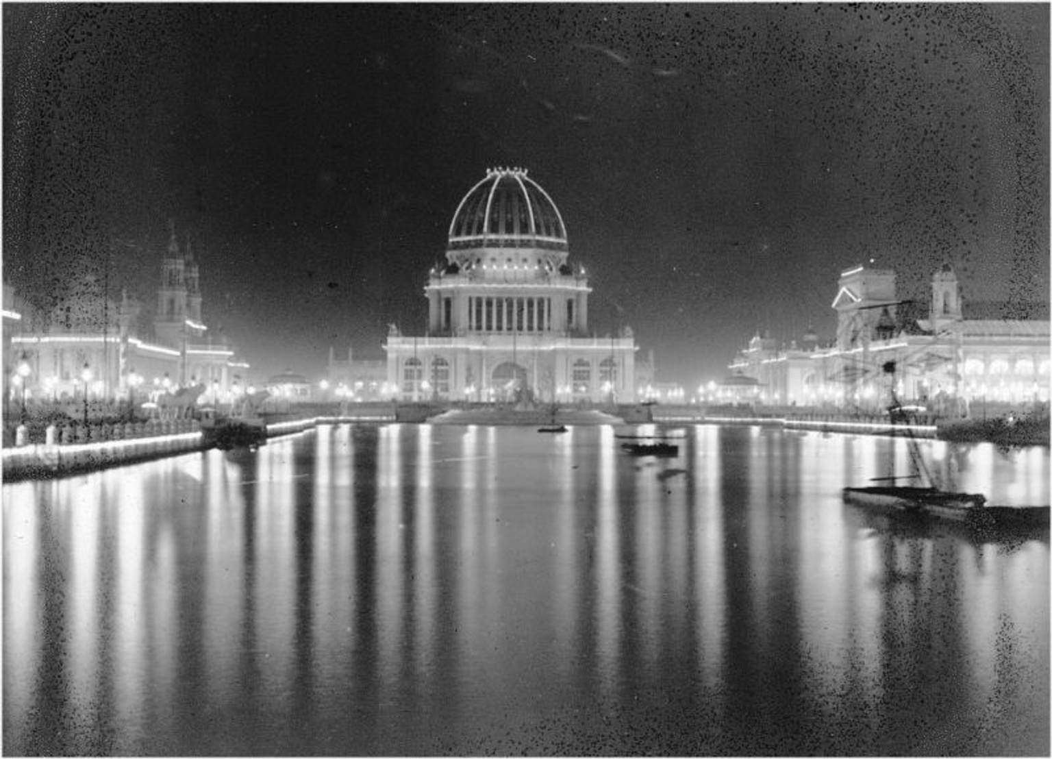 Grand Basin lit with electricity from Nikola Tesla’s alternating current // Wikimedia Commons